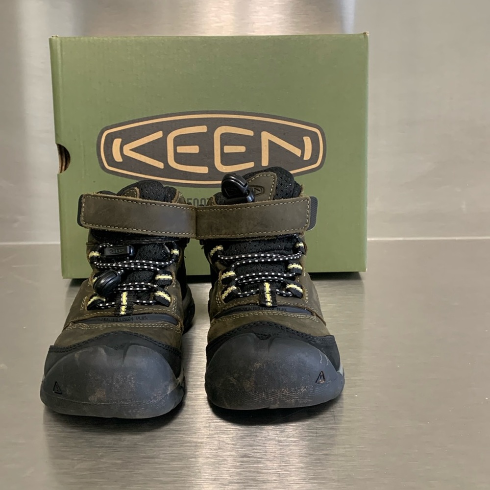 VGUC Keen toddler size 9 hiking boots.